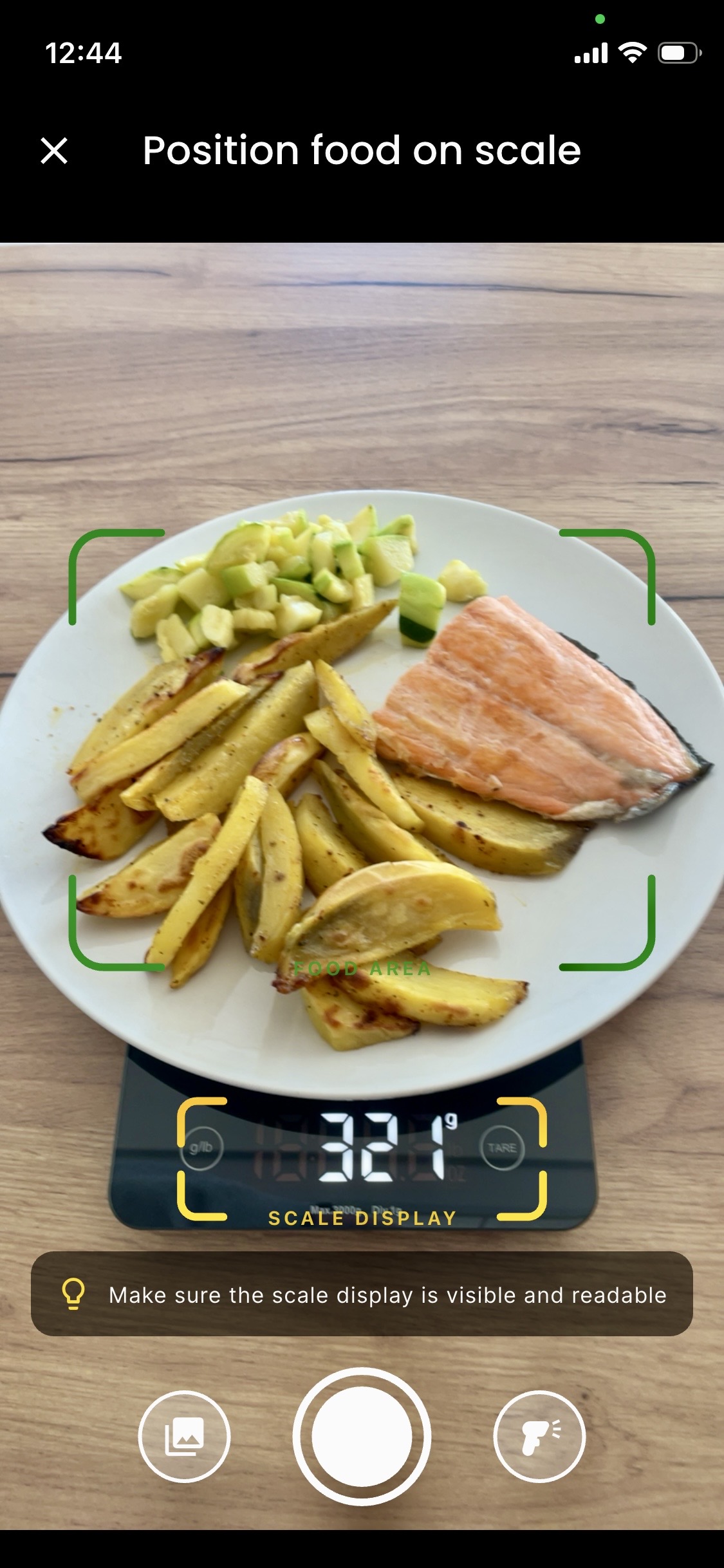 Jedlo na kuchynskej váhe s AI detekciou zobrazujúcou hmotnosť a kalórie