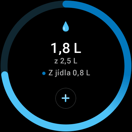 Dlaždice Voda pro Wear OS: klepni na + a za pár sekund přidáš sklenici vody — hodinky nabídnou poslední množství; kruh ukazuje dnešních 1,8 z 2,5 l, z toho 0,8 l z jídla
